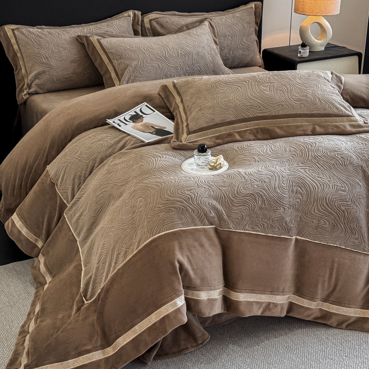 91家纺网 家纺一手货源 找家纺 博纳家纺 2025新款加厚牛奶绒雕花刺绣拼角四件套-海韵 控价劵后248（严格按控价来） 咖色