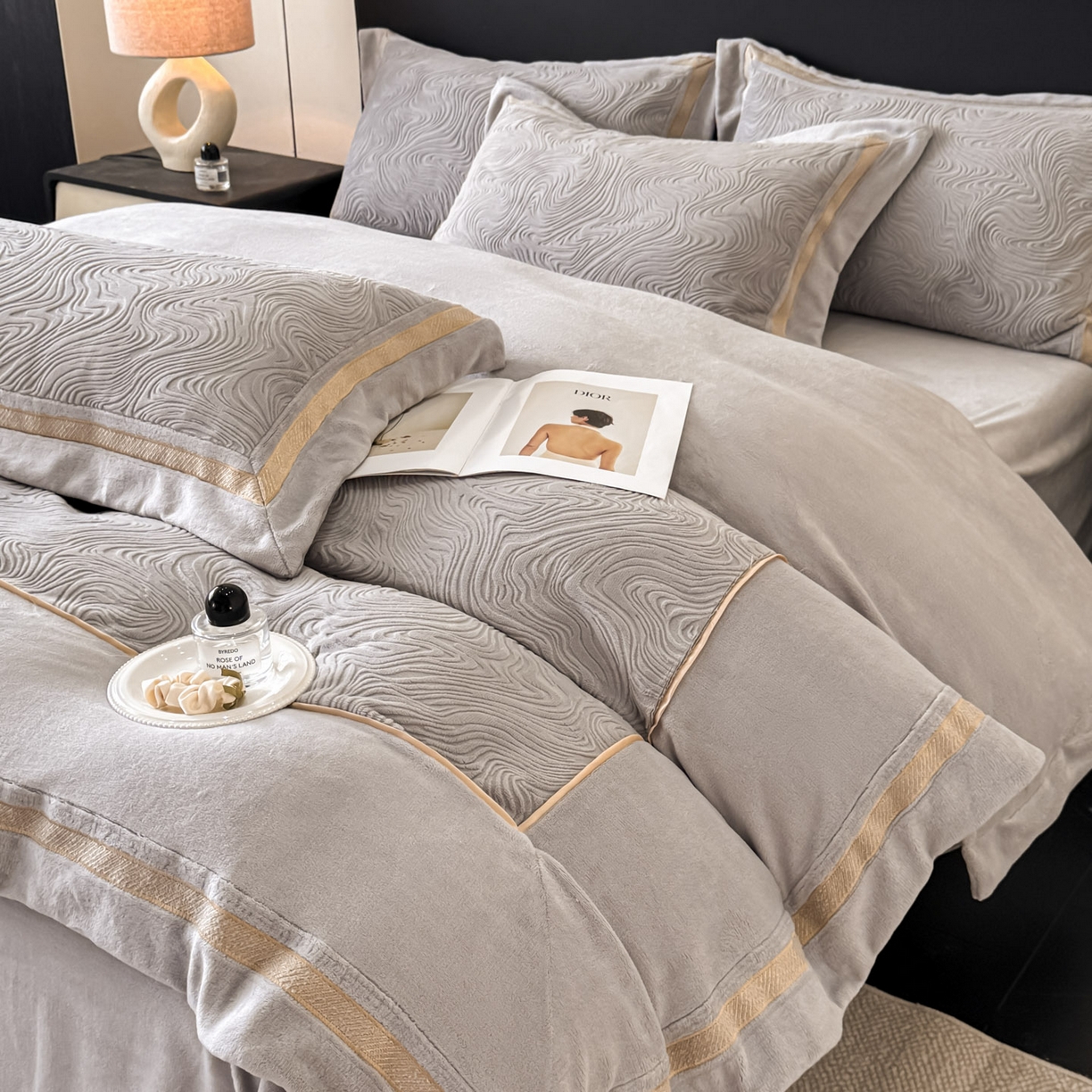 91家纺网 家纺一手货源 找家纺 博纳家纺 2025新款加厚牛奶绒雕花刺绣拼角四件套-海韵 控价劵后248（严格按控价来） 高级灰