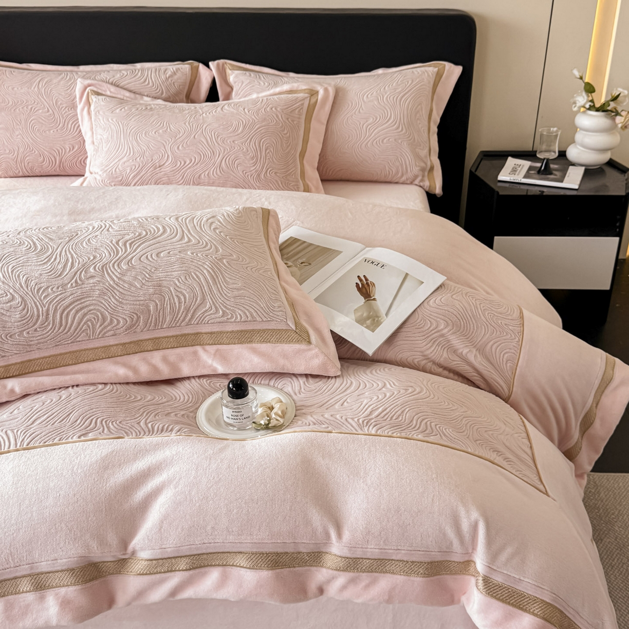 91家纺网 家纺一手货源 找家纺 博纳家纺 2025新款加厚牛奶绒雕花刺绣拼角四件套-海韵 控价劵后248（严格按控价来） 粉玉