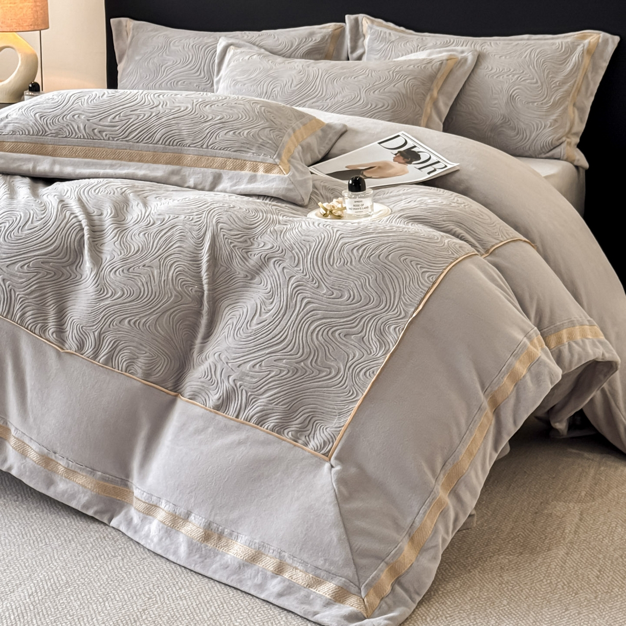 91家纺网 家纺一手货源 找家纺 博纳家纺 2025新款加厚牛奶绒雕花刺绣拼角四件套-海韵 控价劵后248（严格按控价来） 高级灰