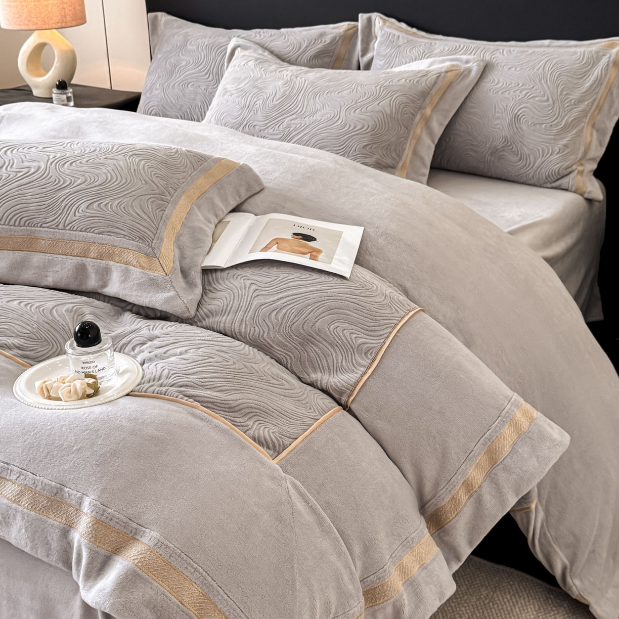 91家纺网 家纺一手货源 找家纺 博纳家纺 2025新款加厚牛奶绒雕花刺绣拼角四件套-海韵 控价劵后248（严格按控价来） 高级灰