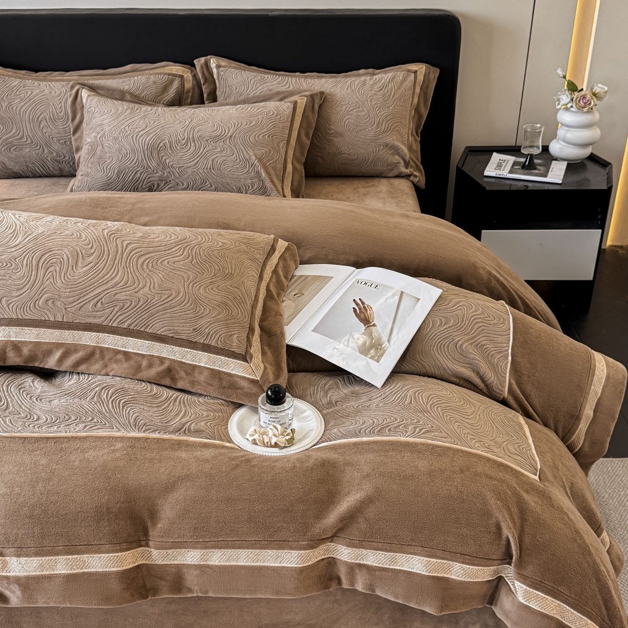 91家纺网 家纺一手货源 找家纺 博纳家纺 2025新款加厚牛奶绒雕花刺绣拼角四件套-海韵 控价劵后248（严格按控价来） 咖色