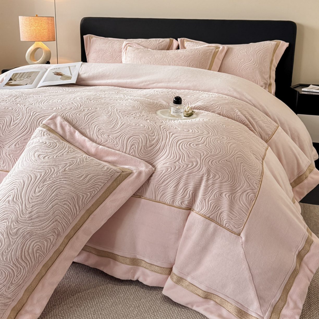 91家纺网 家纺一手货源 找家纺 （总）博纳家纺 2025新款加厚牛奶绒雕花刺绣拼角四件套-海韵 控价劵后248（严格按控价来）