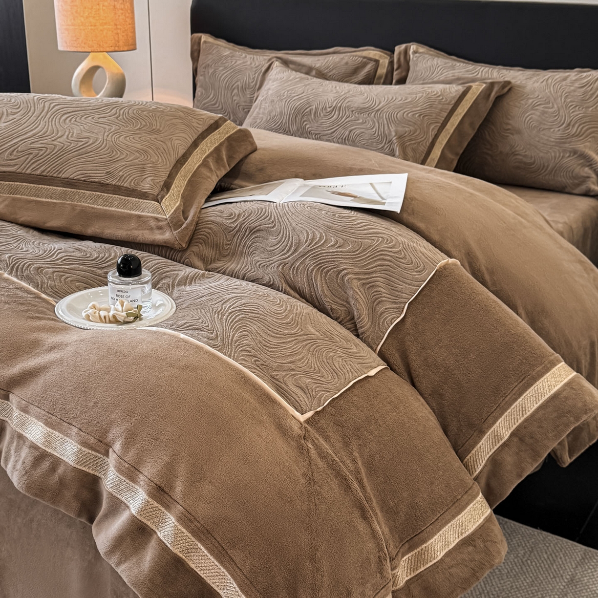 91家纺网 家纺一手货源 找家纺 博纳家纺 2025新款加厚牛奶绒雕花刺绣拼角四件套-海韵 控价劵后248（严格按控价来） 咖色