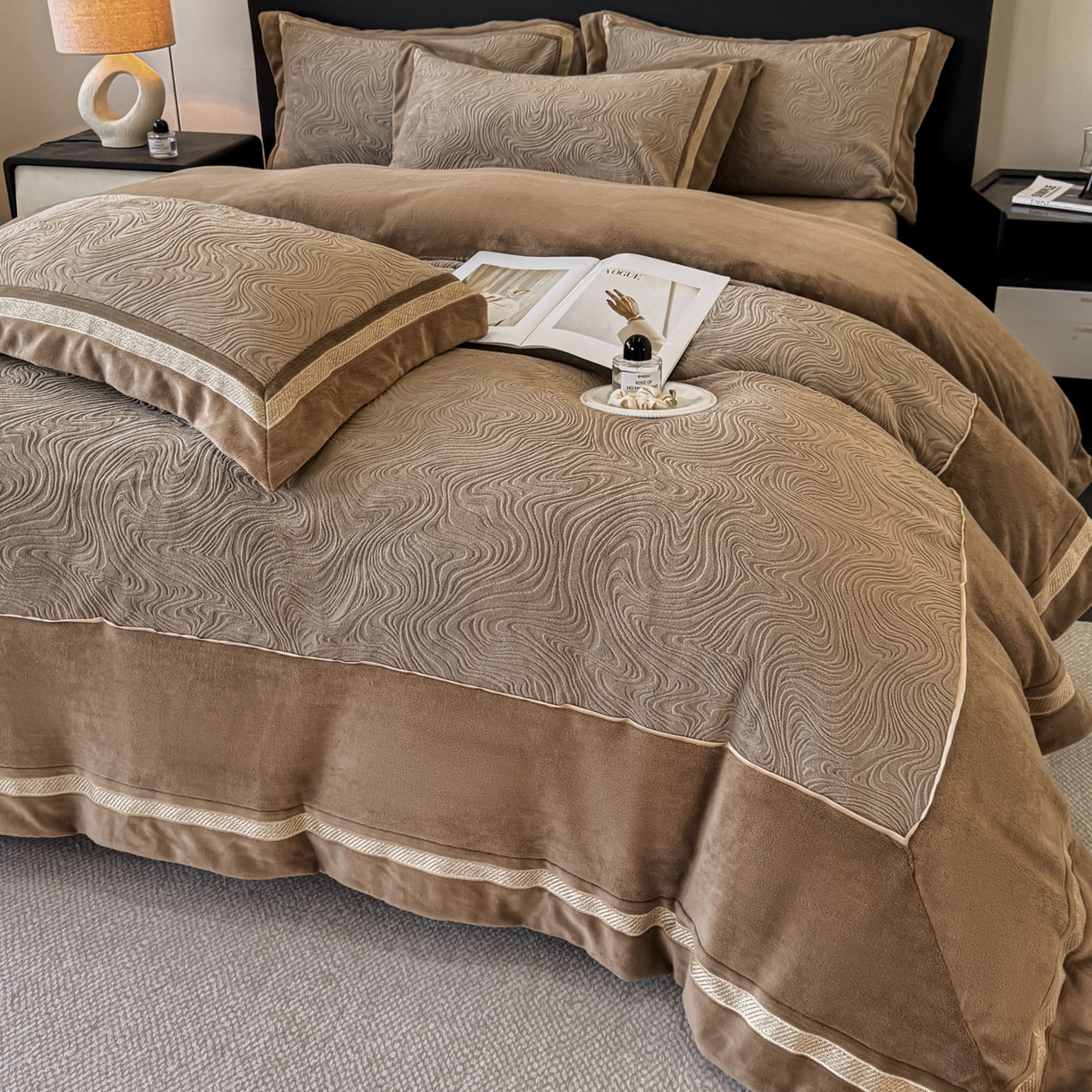 91家纺网 家纺一手货源 找家纺 博纳家纺 2025新款加厚牛奶绒雕花刺绣拼角四件套-海韵 控价劵后248（严格按控价来） 咖色