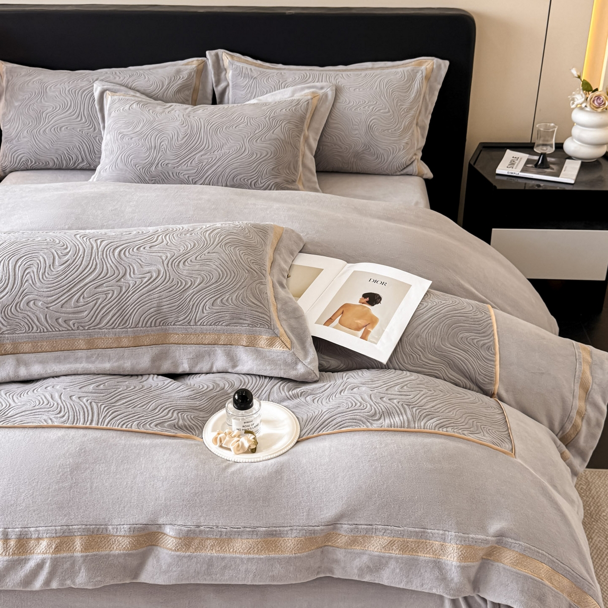 91家纺网 家纺一手货源 找家纺 博纳家纺 2025新款加厚牛奶绒雕花刺绣拼角四件套-海韵 控价劵后248（严格按控价来） 高级灰