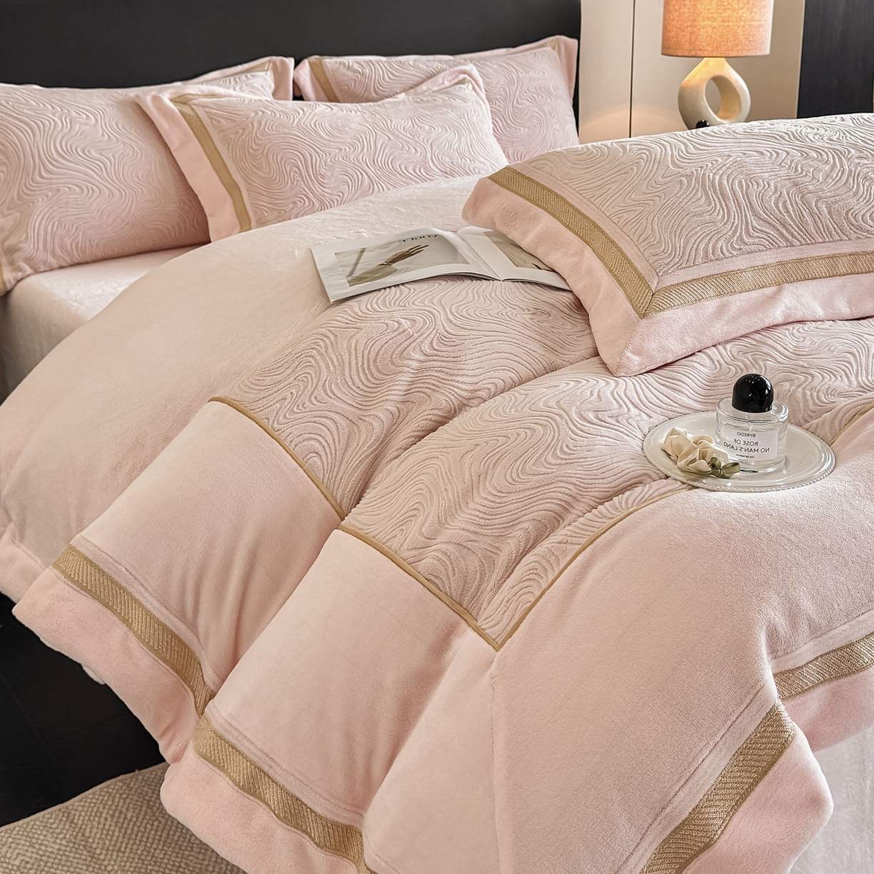 91家纺网 家纺一手货源 找家纺 （总）博纳家纺 2025新款加厚牛奶绒雕花刺绣拼角四件套-海韵 控价劵后248（严格按控价来）