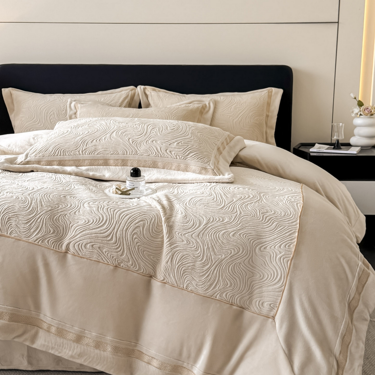 91家纺网 家纺一手货源 找家纺 博纳家纺 2025新款加厚牛奶绒雕花刺绣拼角四件套-海韵 控价劵后248（严格按控价来） 香槟