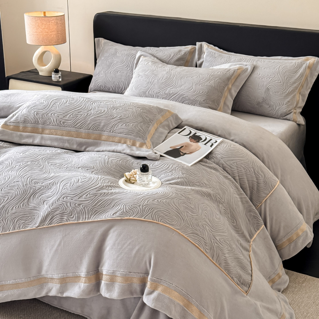 91家纺网 家纺一手货源 找家纺 博纳家纺 2025新款加厚牛奶绒雕花刺绣拼角四件套-海韵 控价劵后248（严格按控价来） 高级灰