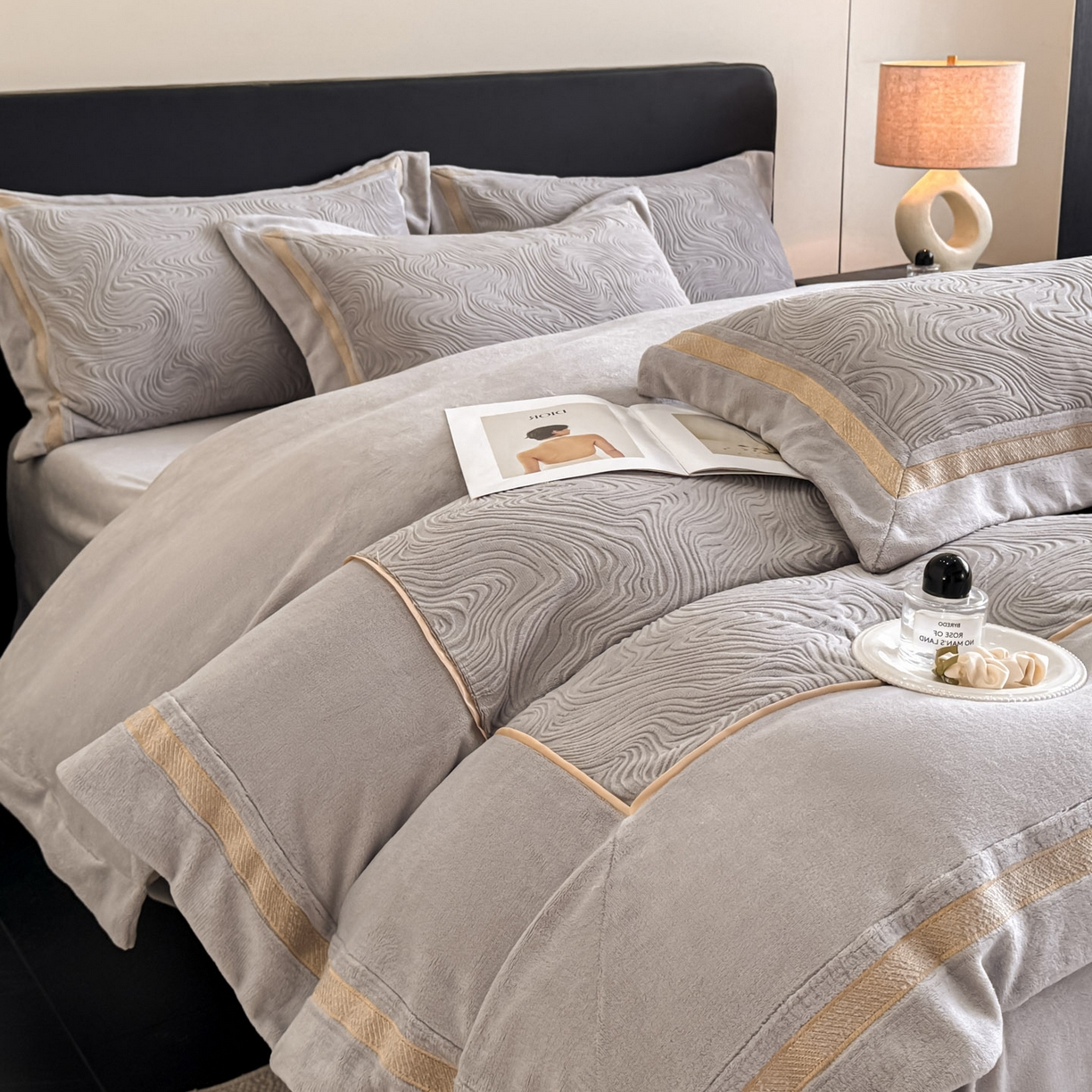 91家纺网 家纺一手货源 找家纺 博纳家纺 2025新款加厚牛奶绒雕花刺绣拼角四件套-海韵 控价劵后248（严格按控价来） 高级灰