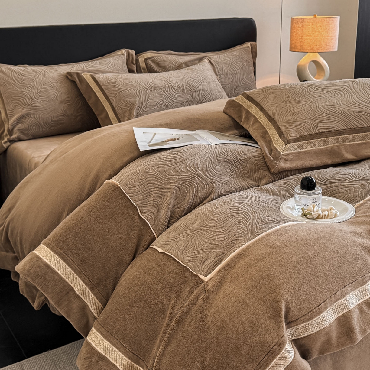 91家纺网 家纺一手货源 找家纺 博纳家纺 2025新款加厚牛奶绒雕花刺绣拼角四件套-海韵 控价劵后248（严格按控价来） 咖色