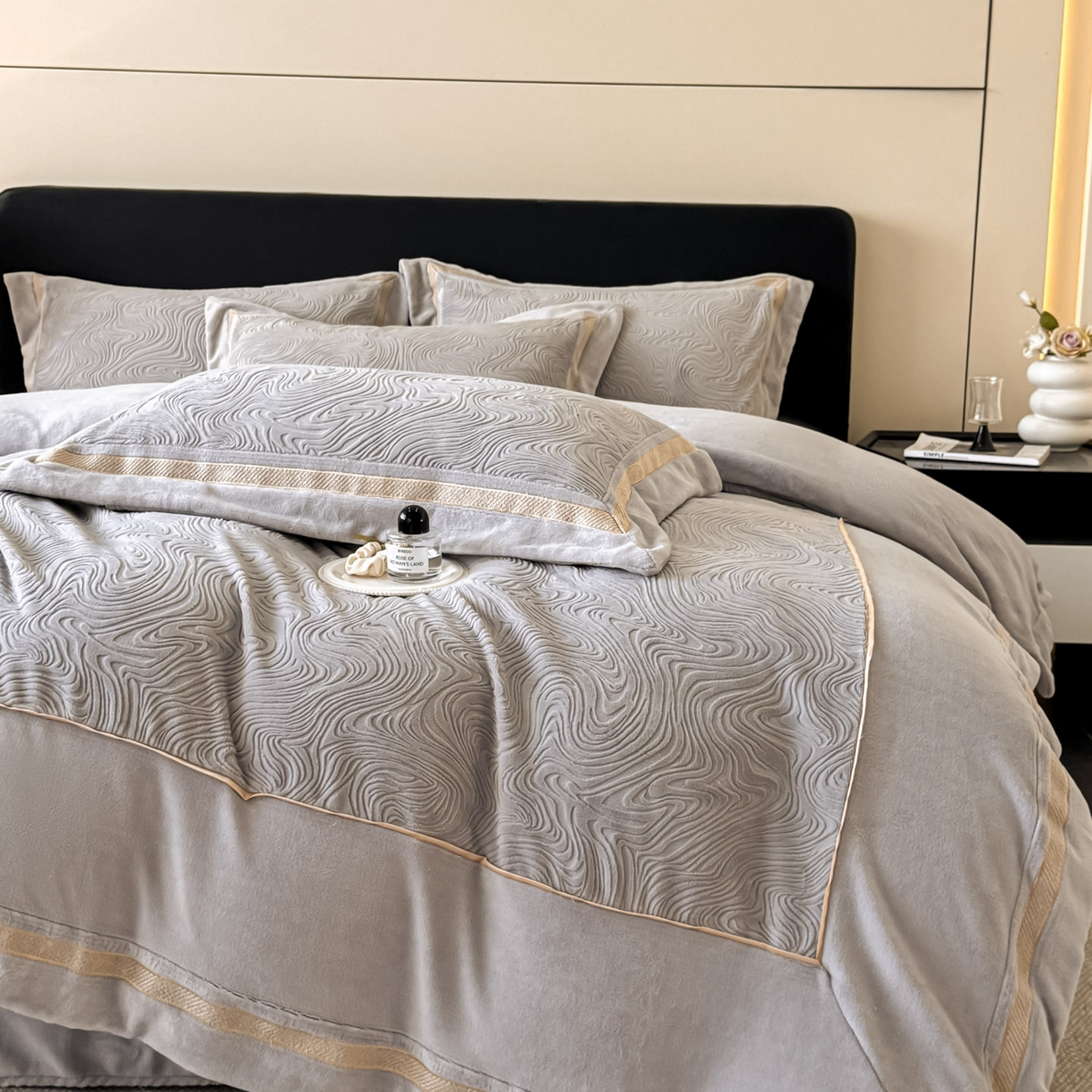 91家纺网 家纺一手货源 找家纺 博纳家纺 2025新款加厚牛奶绒雕花刺绣拼角四件套-海韵 控价劵后248（严格按控价来） 高级灰