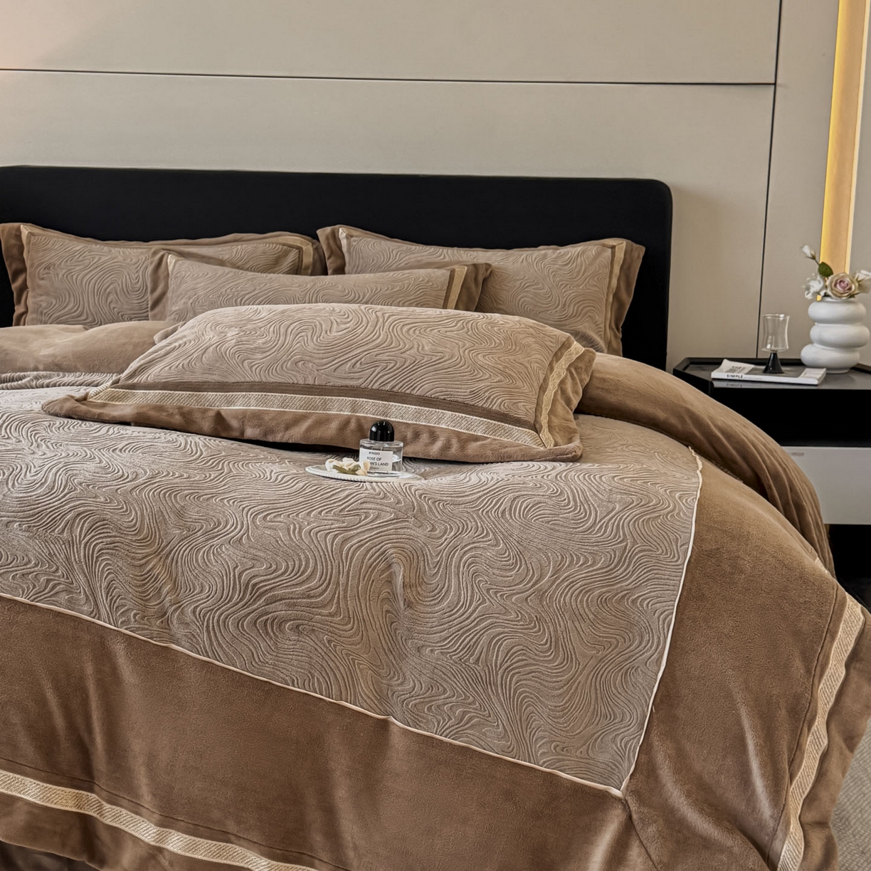 91家纺网 家纺一手货源 找家纺 博纳家纺 2025新款加厚牛奶绒雕花刺绣拼角四件套-海韵 控价劵后248（严格按控价来） 咖色