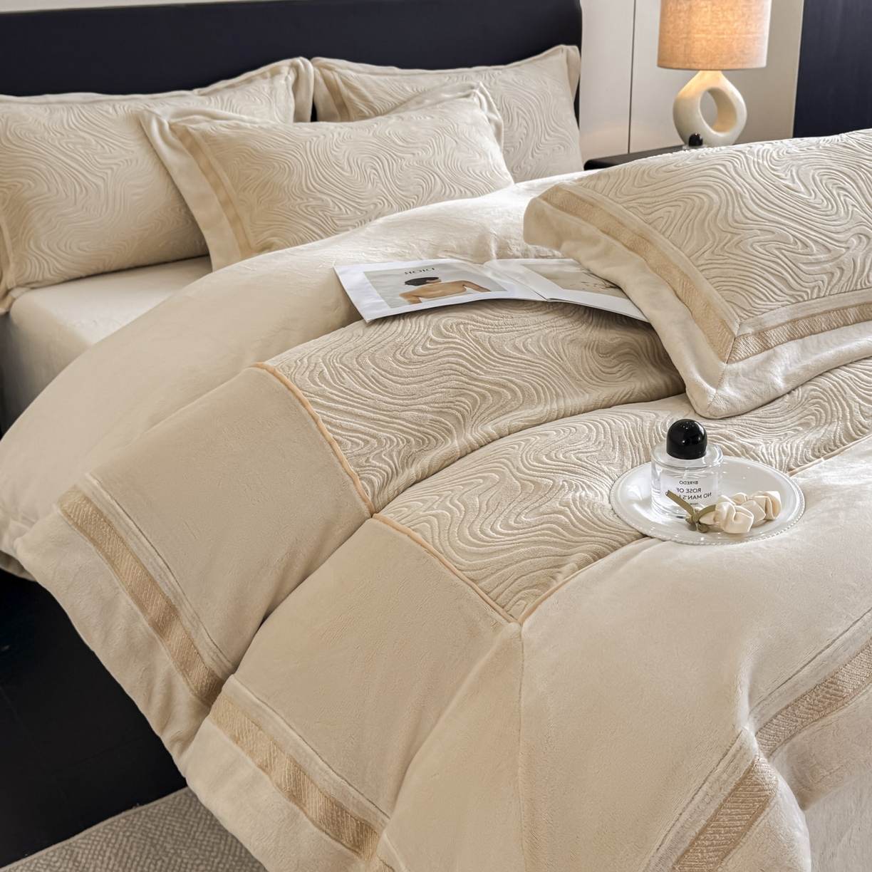 91家纺网 家纺一手货源 找家纺 博纳家纺 2025新款加厚牛奶绒雕花刺绣拼角四件套-海韵 控价劵后248（严格按控价来） 香槟