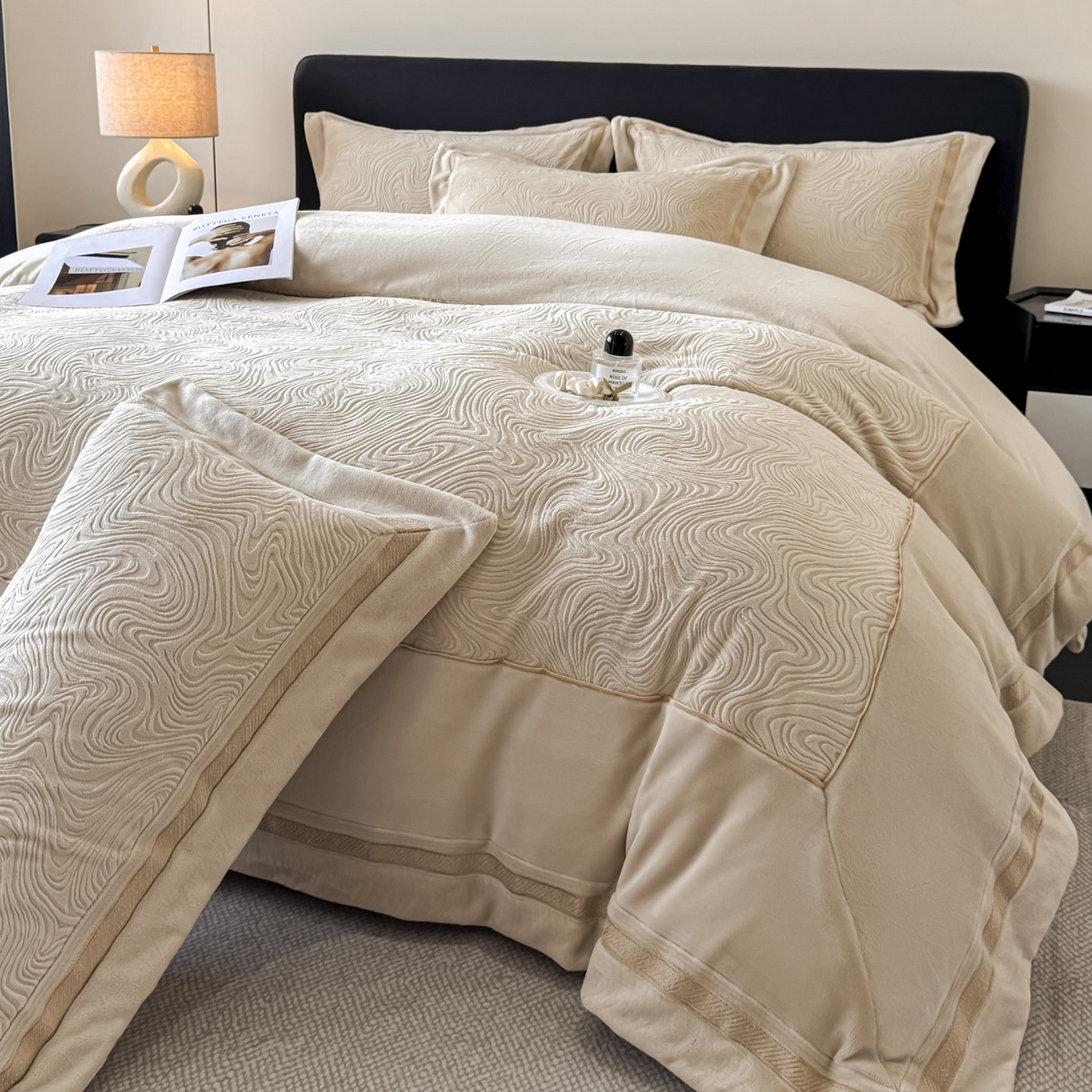 91家纺网 家纺一手货源 找家纺 博纳家纺 2025新款加厚牛奶绒雕花刺绣拼角四件套-海韵 控价劵后248（严格按控价来） 香槟