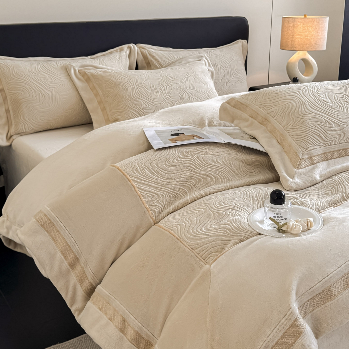 91家纺网 家纺一手货源 找家纺 博纳家纺 2025新款加厚牛奶绒雕花刺绣拼角四件套-海韵 控价劵后248（严格按控价来） 香槟