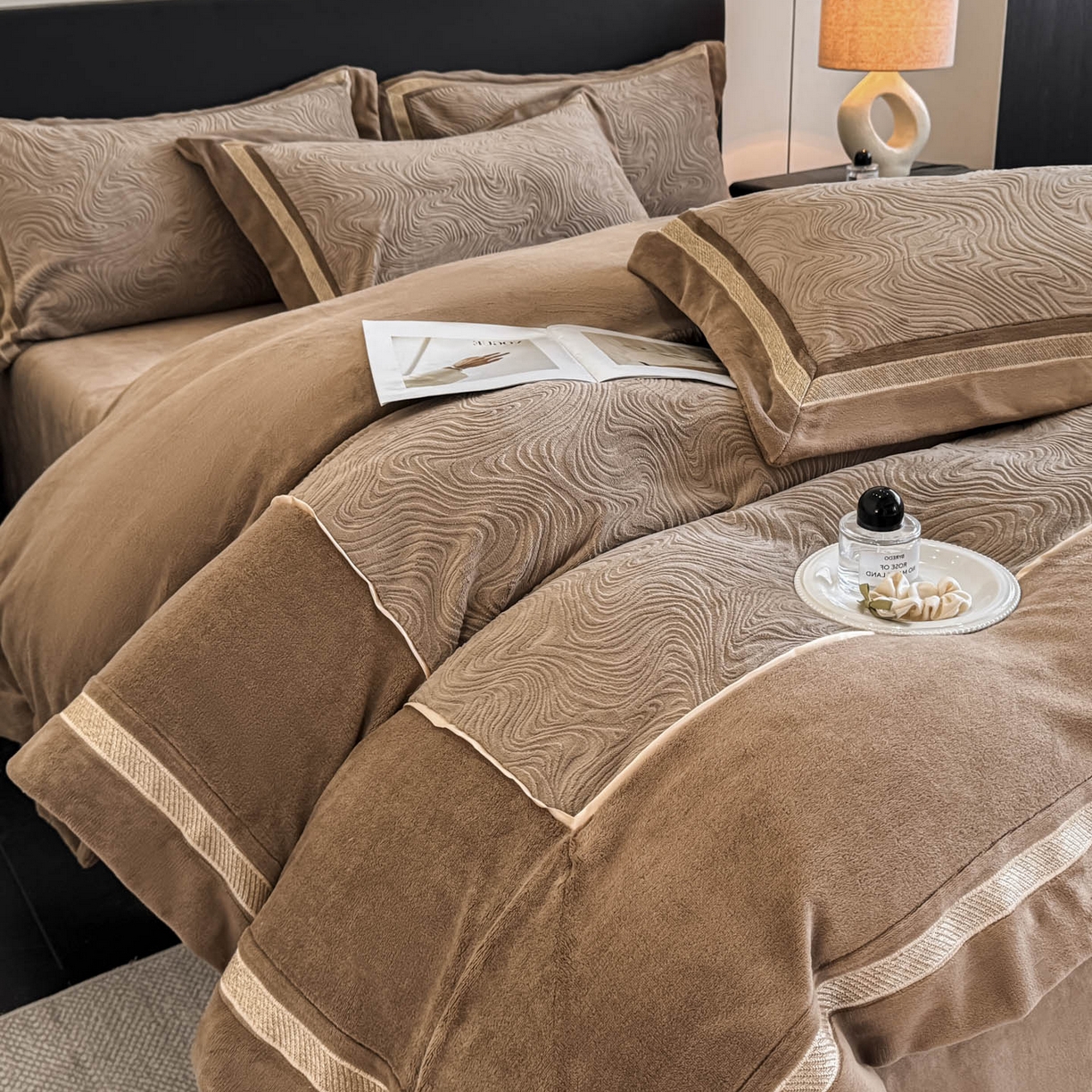 91家纺网 家纺一手货源 找家纺 博纳家纺 2025新款加厚牛奶绒雕花刺绣拼角四件套-海韵 控价劵后248（严格按控价来） 咖色