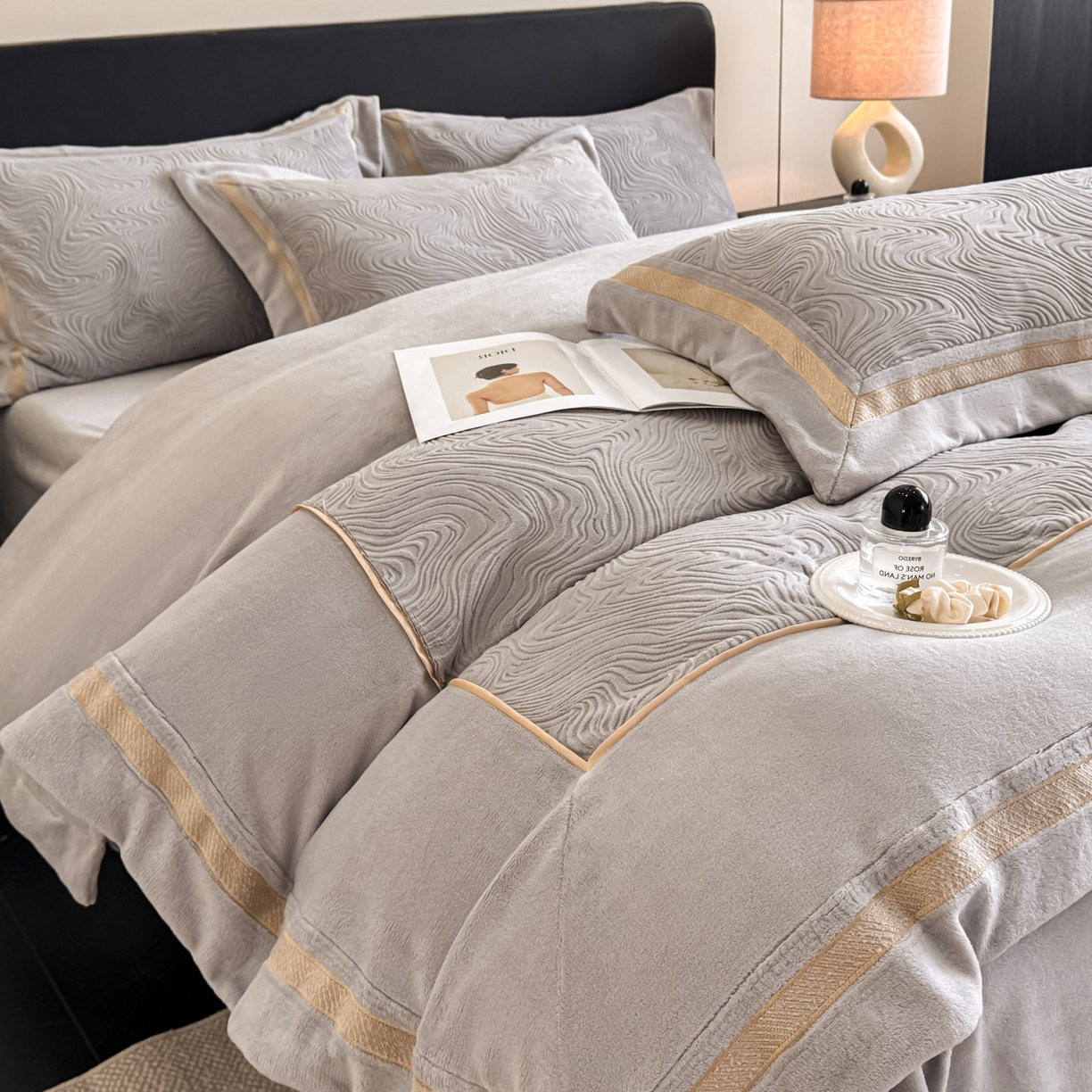 91家纺网 家纺一手货源 找家纺 博纳家纺 2025新款加厚牛奶绒雕花刺绣拼角四件套-海韵 控价劵后248（严格按控价来） 高级灰