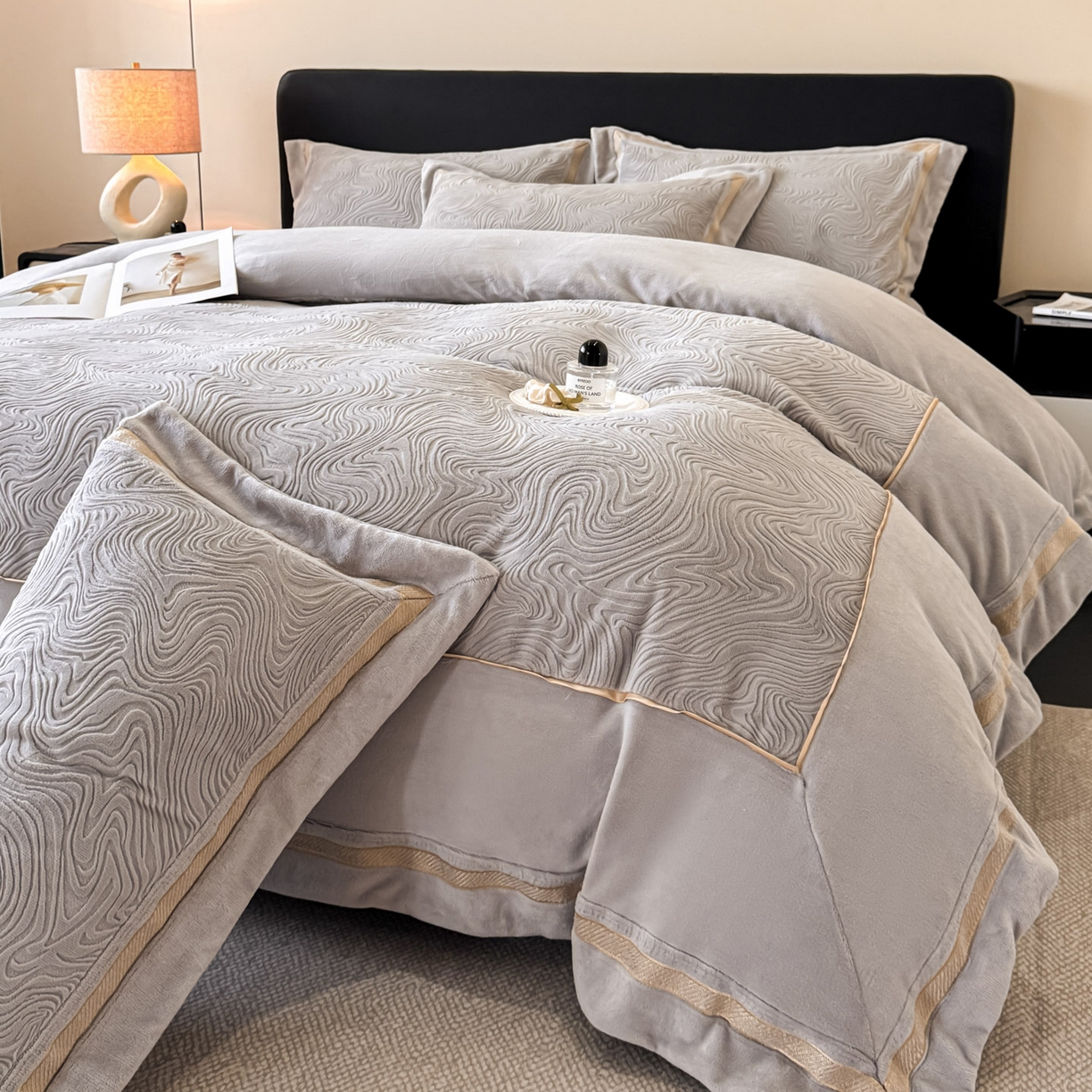 91家纺网 家纺一手货源 找家纺 博纳家纺 2025新款加厚牛奶绒雕花刺绣拼角四件套-海韵 控价劵后248（严格按控价来） 高级灰