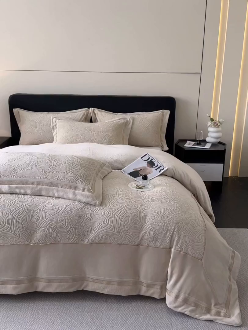 91家纺网 家纺一手货源 找家纺 博纳家纺 2025新款加厚牛奶绒雕花刺绣拼角四件套-海韵 控价劵后248（严格按控价来） 香槟