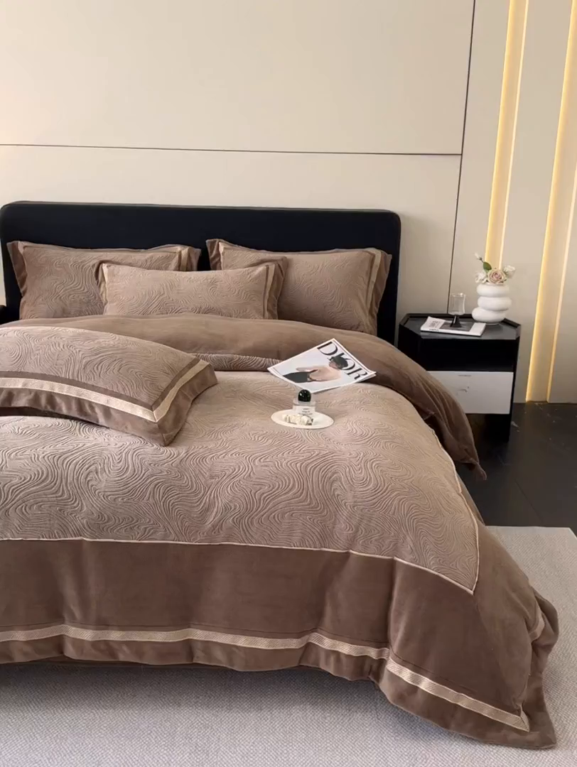 91家纺网 家纺一手货源 找家纺 博纳家纺 2025新款加厚牛奶绒雕花刺绣拼角四件套-海韵 控价劵后248（严格按控价来） 咖色