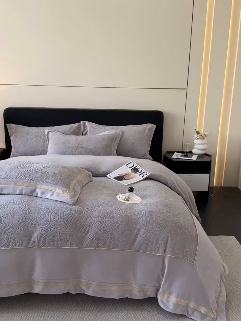 91家纺网 家纺一手货源 找家纺 博纳家纺 2025新款加厚牛奶绒雕花刺绣拼角四件套-海韵 控价劵后248（严格按控价来） 高级灰