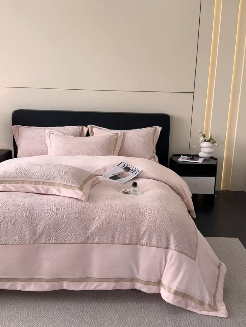 91家纺网 家纺一手货源 找家纺 （总）博纳家纺 2025新款加厚牛奶绒雕花刺绣拼角四件套-海韵 控价劵后248（严格按控价来）