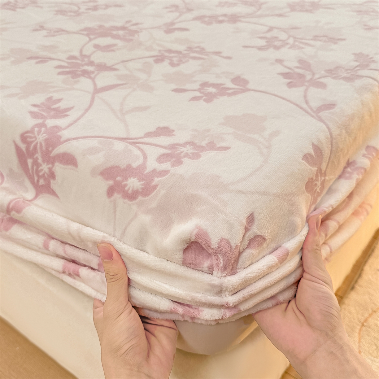 91家纺网 家纺一手货源 找家纺 灰鲸 2025新款立体雕花牛奶绒床笠 繁花-粉