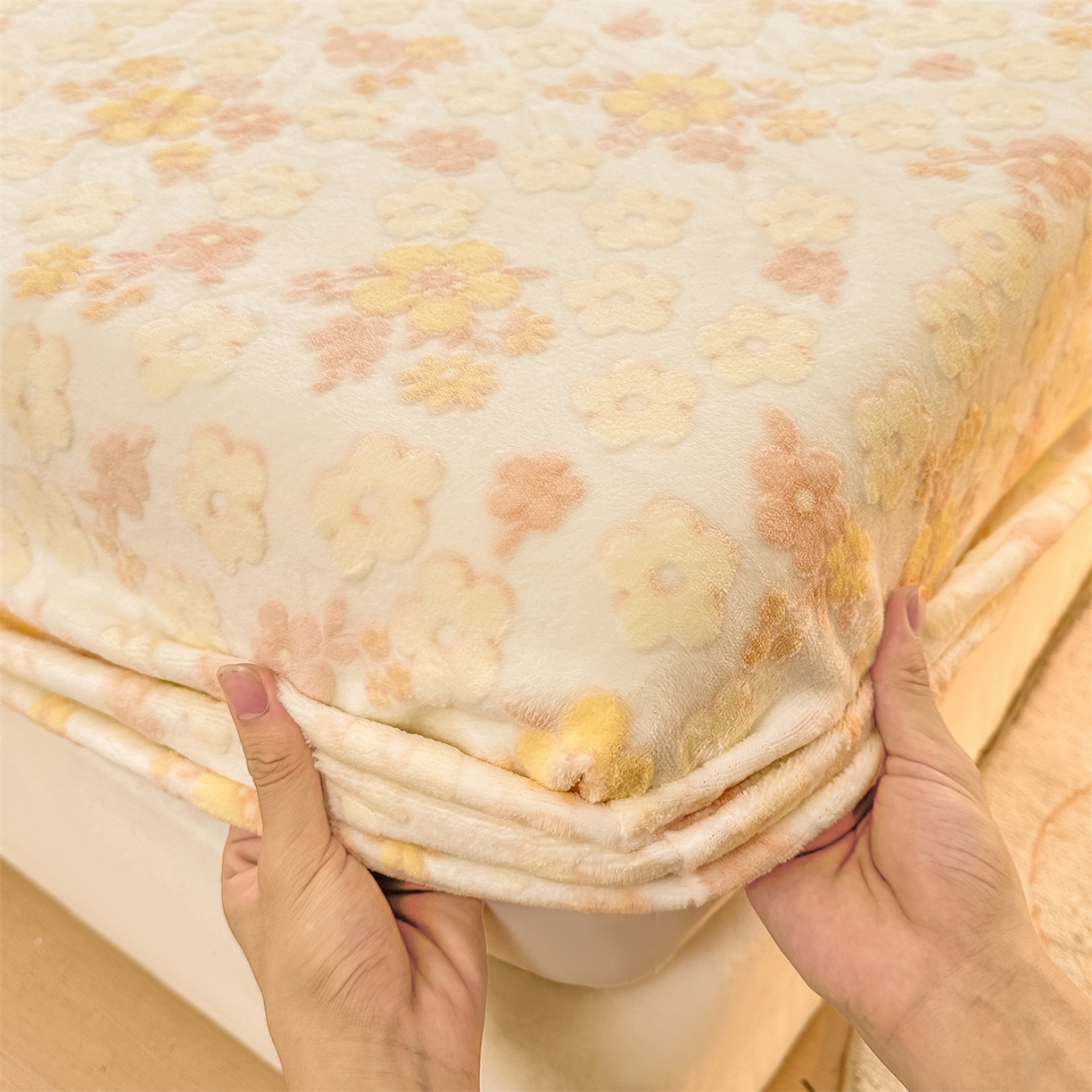 91家纺网 家纺一手货源 找家纺 灰鲸 2025新款立体雕花牛奶绒床笠 花海-黄