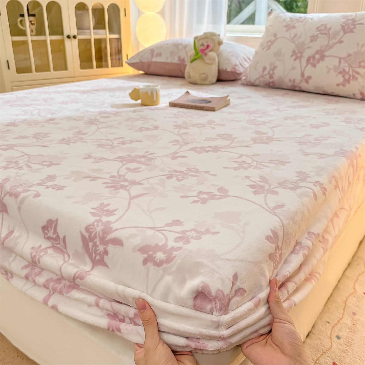 91家纺网 家纺一手货源 找家纺 灰鲸 2025新款立体雕花牛奶绒床笠 繁花-粉