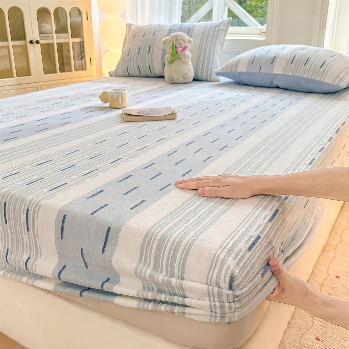 91家纺网 家纺一手货源 找家纺 灰鲸 2025新款立体雕花牛奶绒床笠 速写-蓝