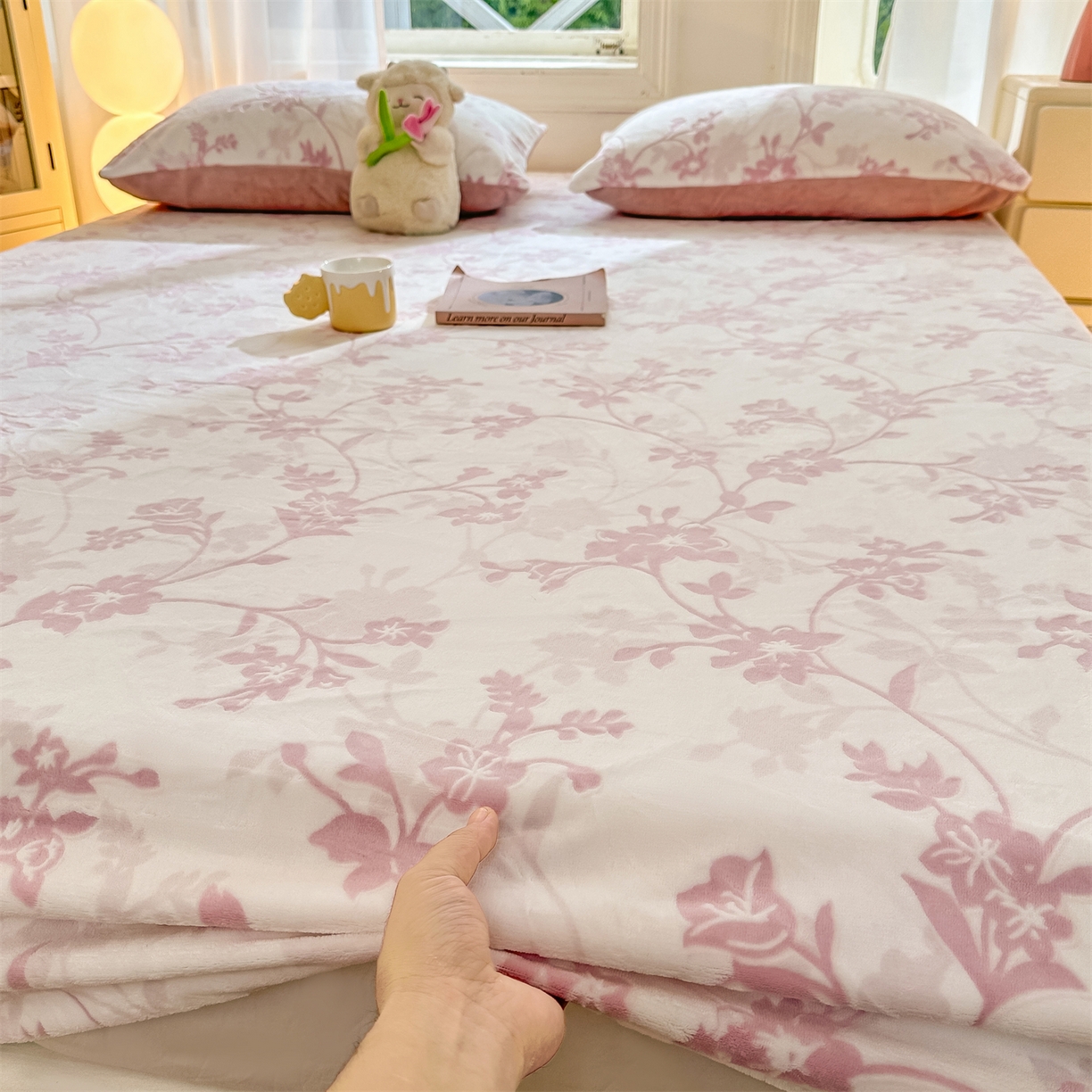 91家纺网 家纺一手货源 找家纺 灰鲸 2025新款立体雕花牛奶绒床笠 繁花-粉