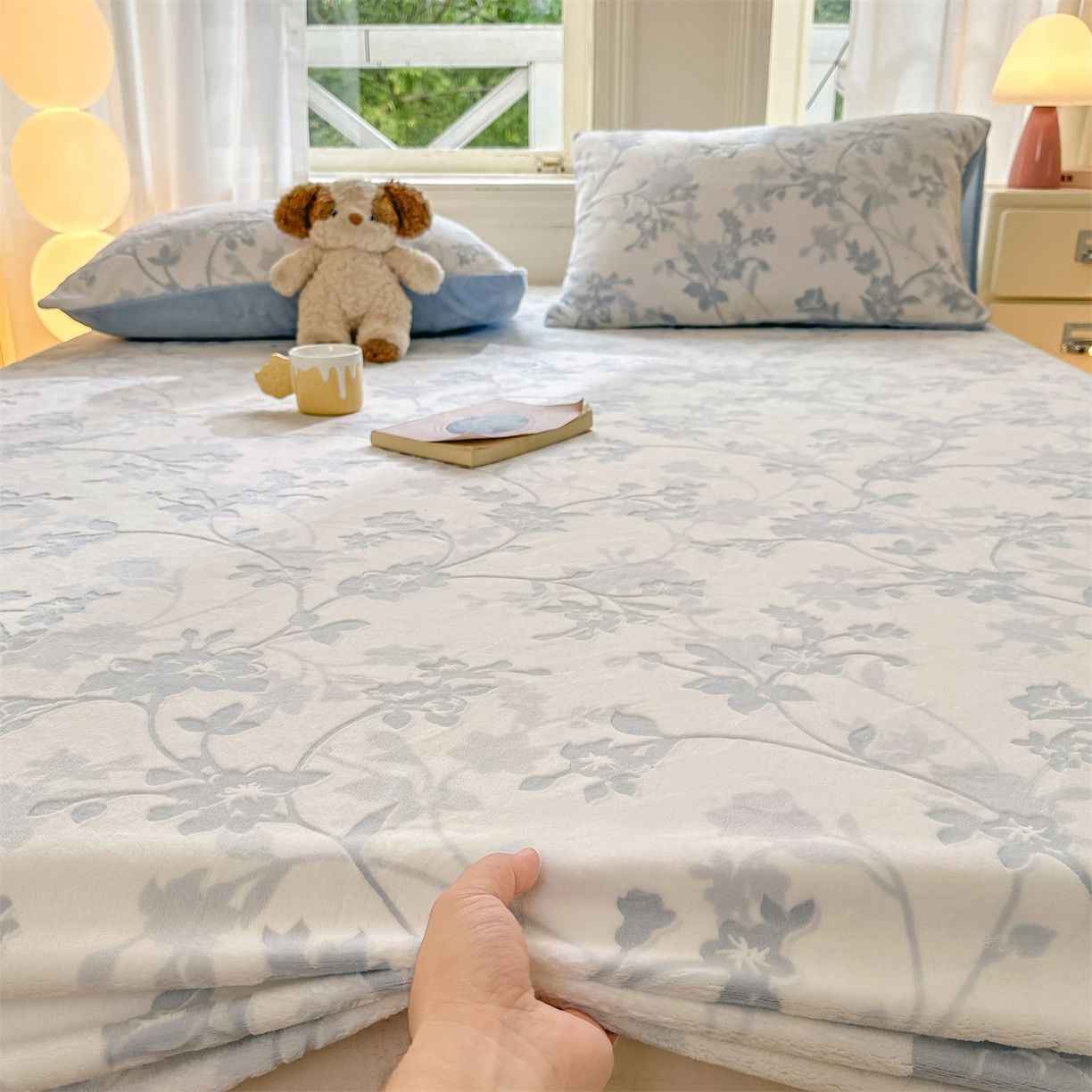 91家纺网 家纺一手货源 找家纺 灰鲸 2025新款立体雕花牛奶绒床笠 繁花-蓝