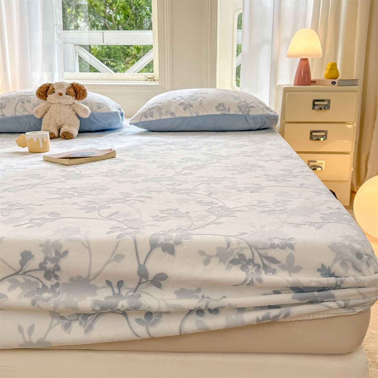 91家纺网 家纺一手货源 找家纺 灰鲸 2025新款立体雕花牛奶绒床笠 繁花-蓝