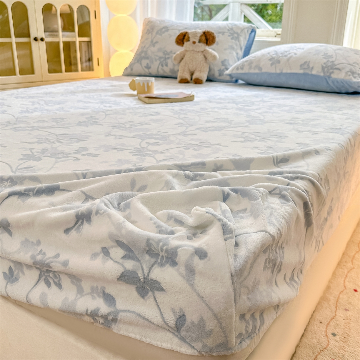 91家纺网 家纺一手货源 找家纺 灰鲸 2025新款立体雕花牛奶绒床笠 繁花-蓝