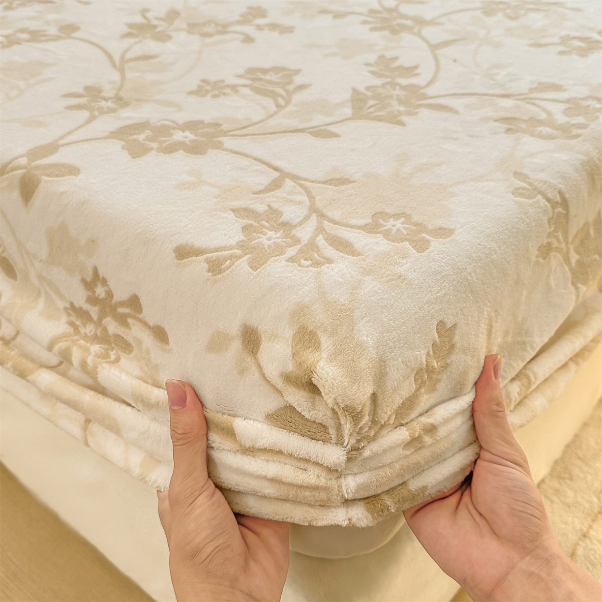 91家纺网 家纺一手货源 找家纺 灰鲸 2025新款立体雕花牛奶绒床笠 繁花-杏