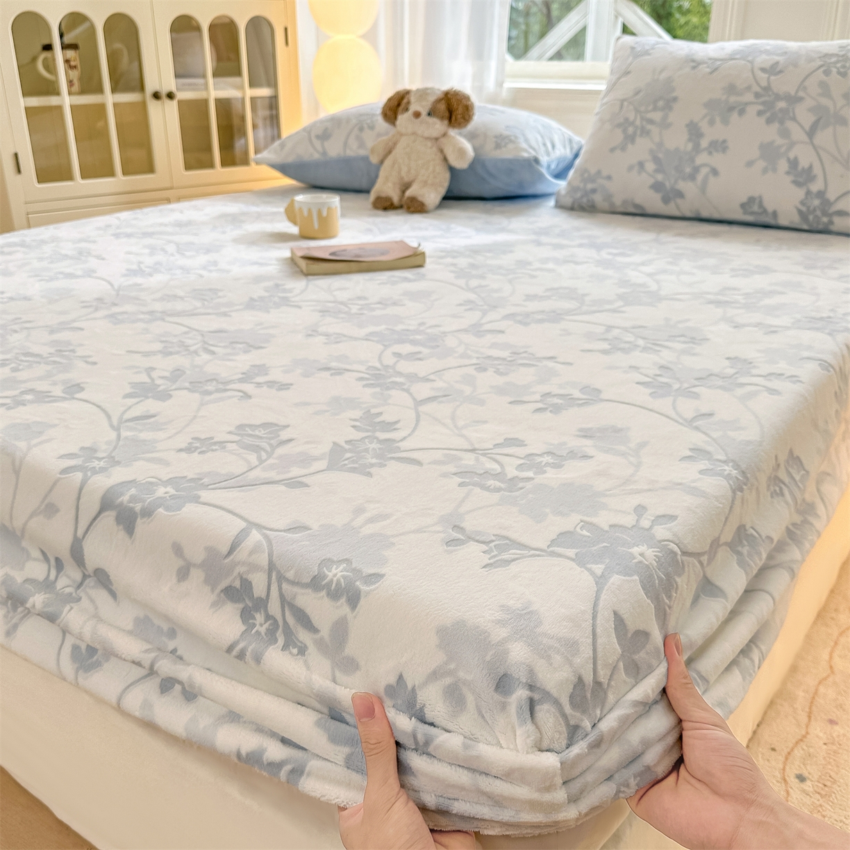 91家纺网 家纺一手货源 找家纺 灰鲸 2025新款立体雕花牛奶绒床笠 繁花-蓝