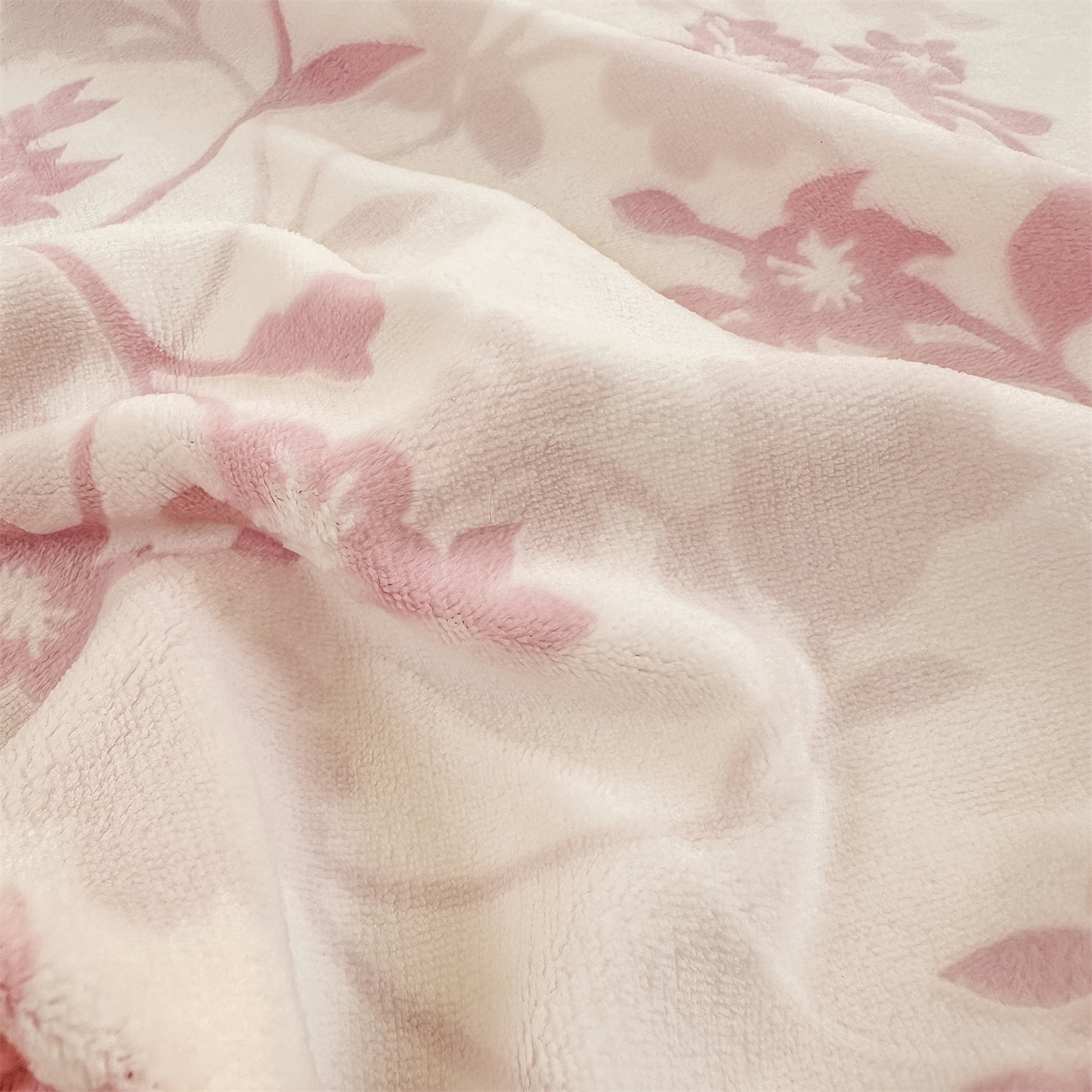 91家纺网 家纺一手货源 找家纺 灰鲸 2025新款立体雕花牛奶绒床笠 繁花-粉