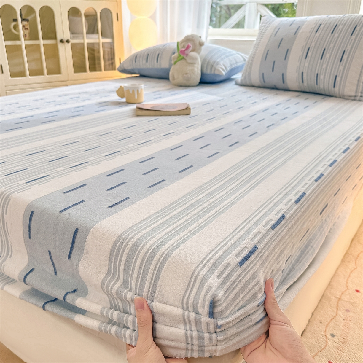 91家纺网 家纺一手货源 找家纺 灰鲸 2025新款立体雕花牛奶绒床笠 速写-蓝