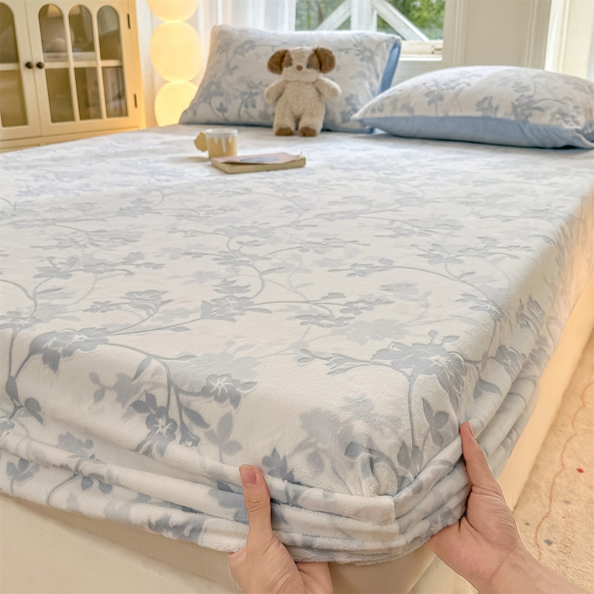 91家纺网 家纺一手货源 找家纺 灰鲸 2025新款立体雕花牛奶绒床笠 繁花-蓝