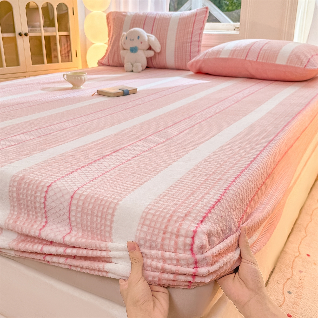 91家纺网 家纺一手货源 找家纺 灰鲸 2025新款立体雕花牛奶绒床笠 泛歌-粉