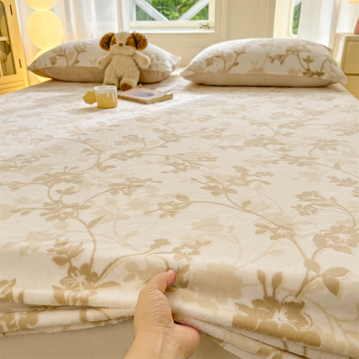 91家纺网 家纺一手货源 找家纺 灰鲸 2025新款立体雕花牛奶绒床笠 繁花-杏