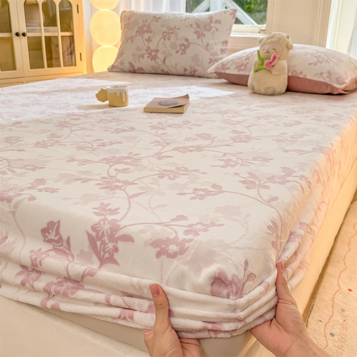 91家纺网 家纺一手货源 找家纺 灰鲸 2025新款立体雕花牛奶绒床笠 繁花-粉