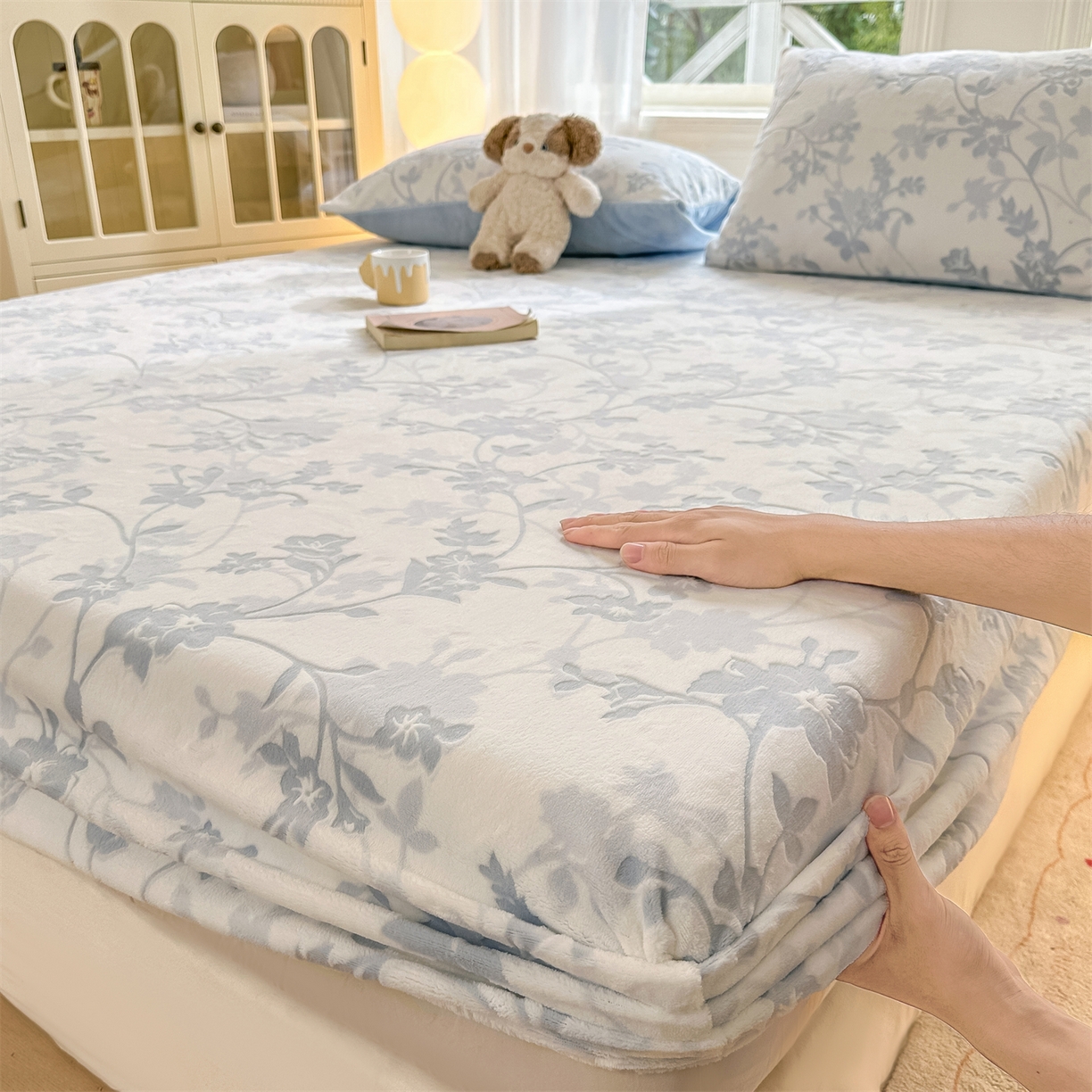 91家纺网 家纺一手货源 找家纺 灰鲸 2025新款立体雕花牛奶绒床笠 繁花-蓝