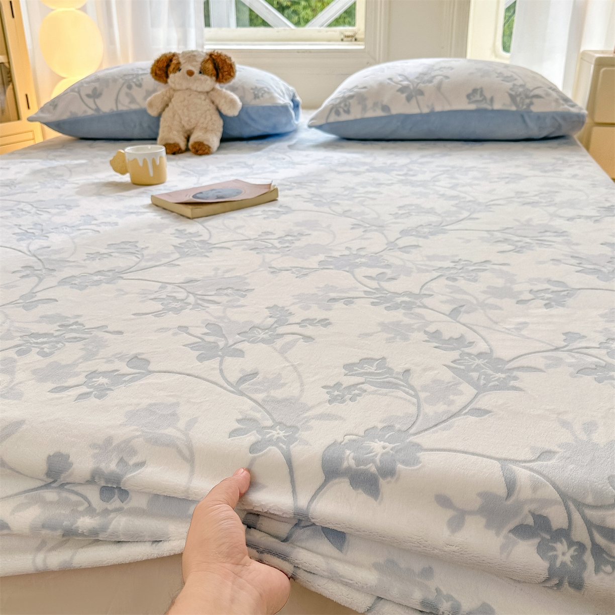 91家纺网 家纺一手货源 找家纺 灰鲸 2025新款立体雕花牛奶绒床笠 繁花-蓝