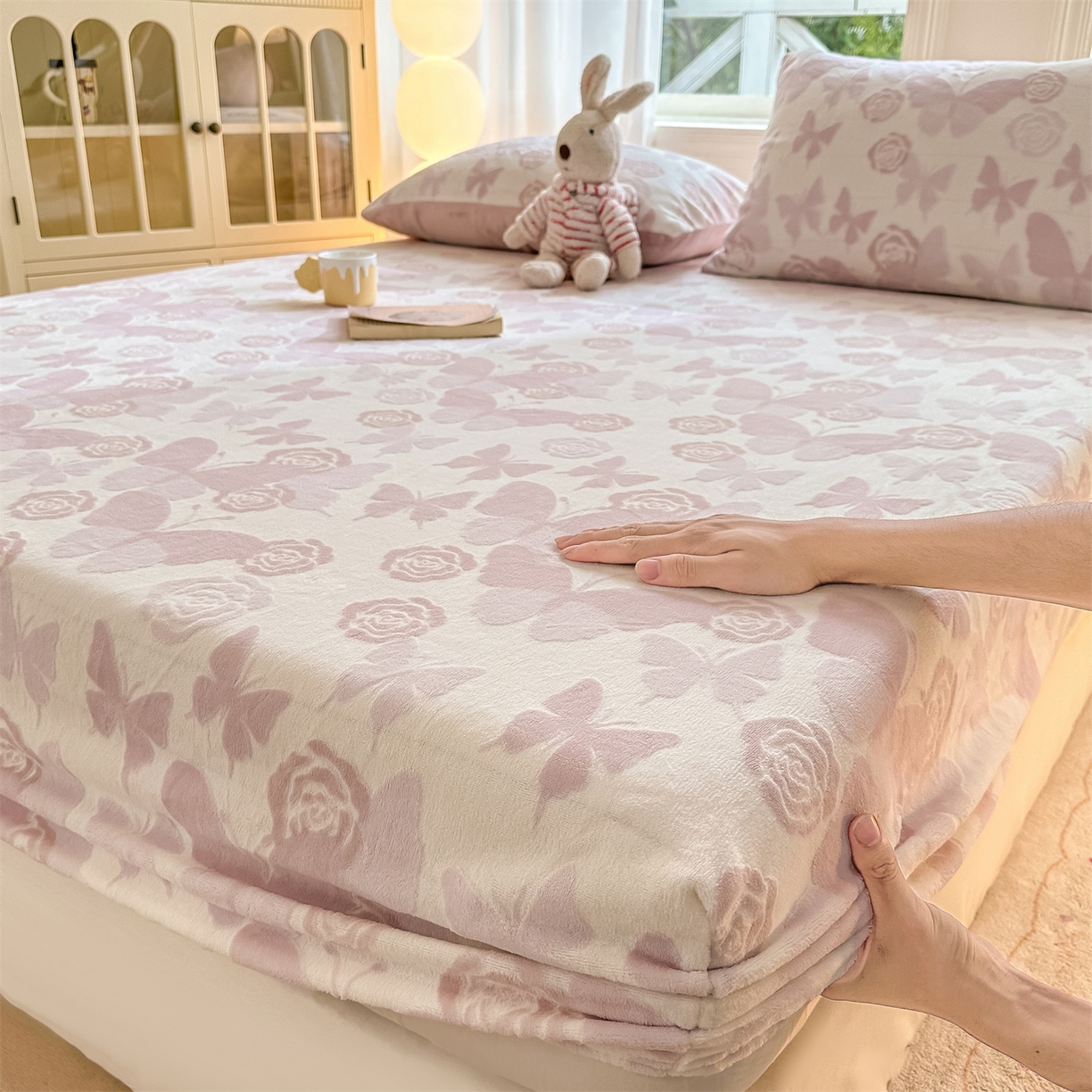 91家纺网 家纺一手货源 找家纺 灰鲸 2025新款立体雕花牛奶绒床笠 蝶花-粉