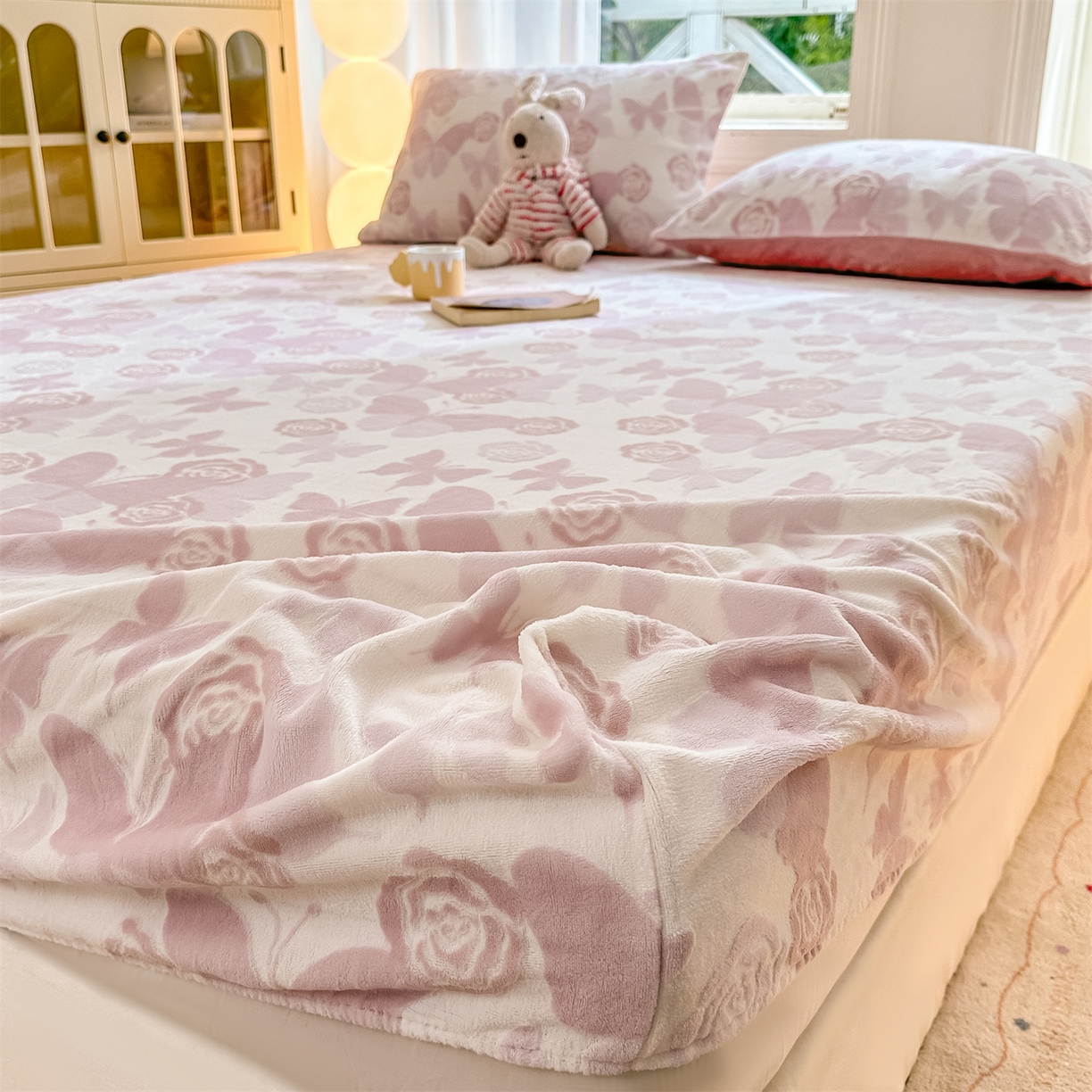 91家纺网 家纺一手货源 找家纺 灰鲸 2025新款立体雕花牛奶绒床笠 蝶花-粉