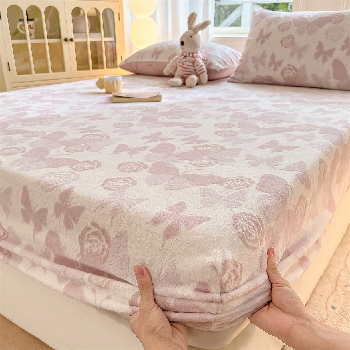 91家纺网 家纺一手货源 找家纺 灰鲸 2025新款立体雕花牛奶绒床笠 蝶花-粉