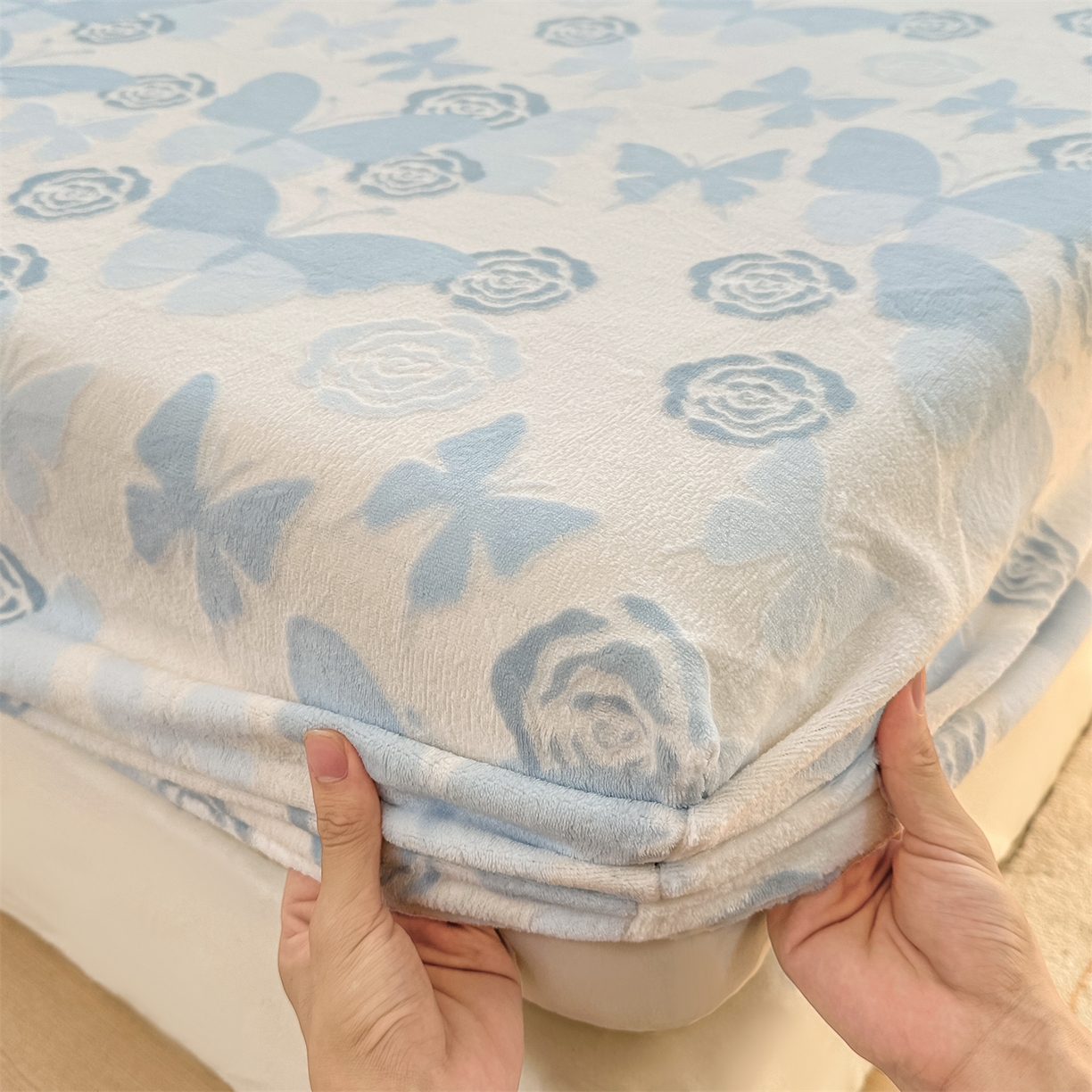 91家纺网 家纺一手货源 找家纺 灰鲸 2025新款立体雕花牛奶绒床笠 蝶花-蓝