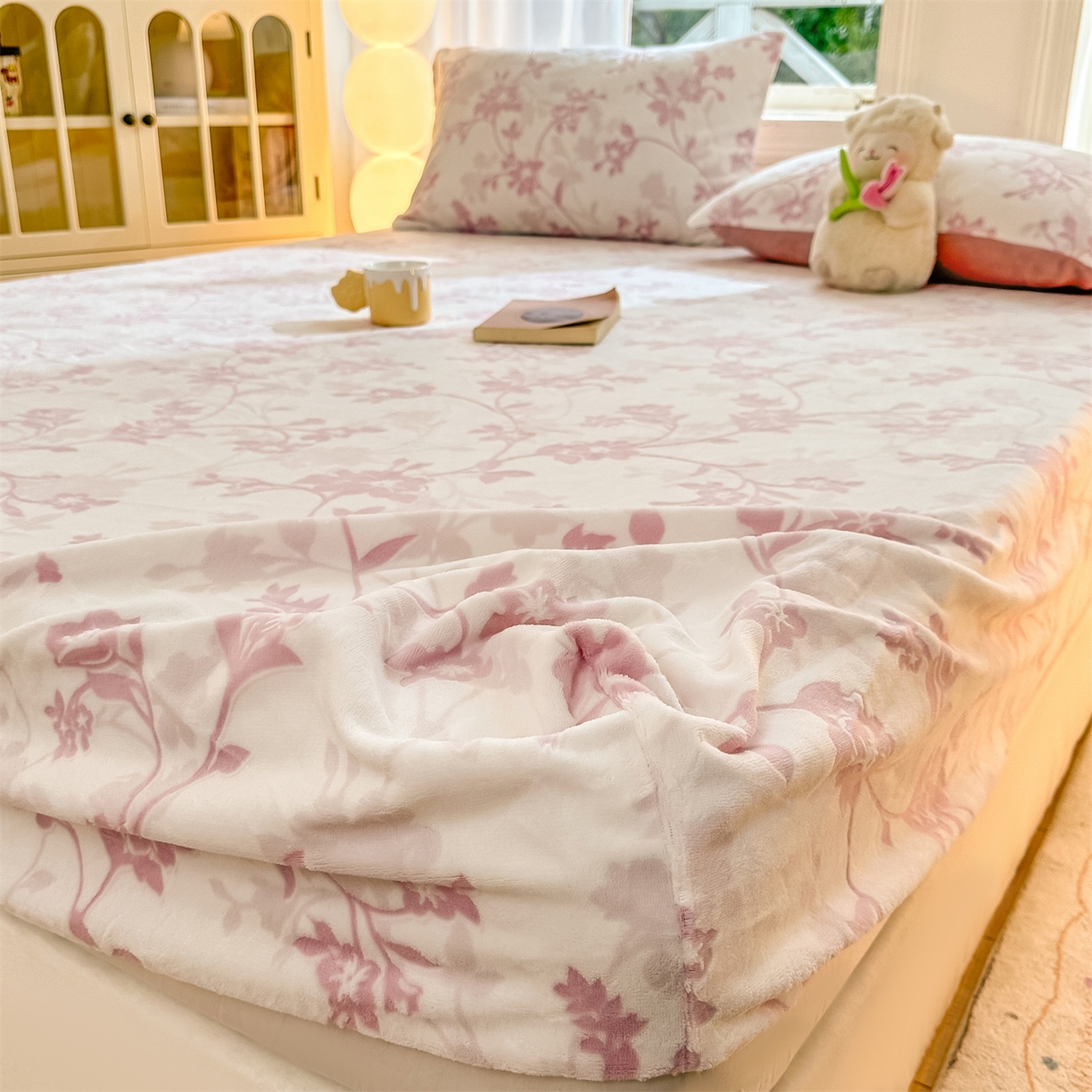 91家纺网 家纺一手货源 找家纺 灰鲸 2025新款立体雕花牛奶绒床笠 繁花-粉